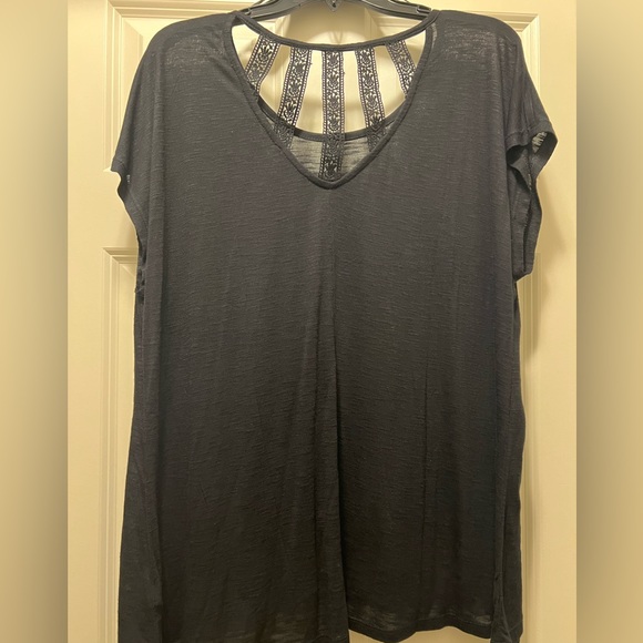 Pre-LOVED. Lane Bryant lightweight flowy top. Lace back detail. EUC. Size 14/16. - Picture 2 of 6